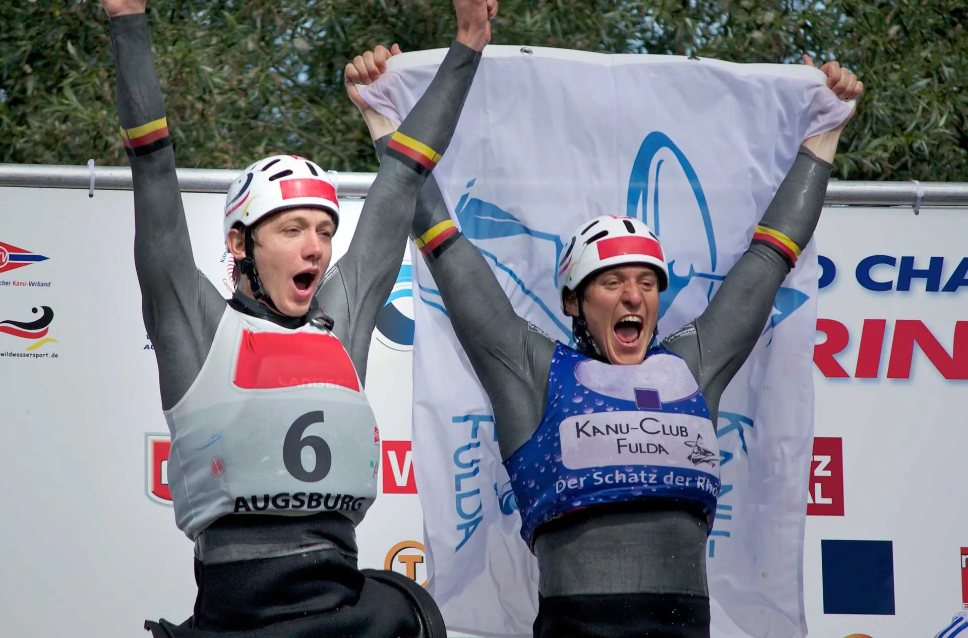 Lars Walter-Sinsel (rechts) und Teampartner bejubeln einen Wettkampfsieg im Kanu-Wildwassersport